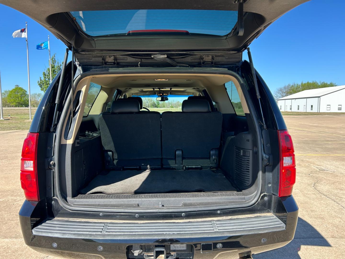 2007 BLACK /BLACK Chevrolet Suburban LS 1500 4WD (3GNFK16377G) with an 5.3L V8 OHV 16V FFV engine, 4-Speed Automatic Overdrive transmission, located at 17760 Hwy 62, Morris, OK, 74445, (918) 733-4887, 35.609104, -95.877060 - 2007 CHEVROLET SUBURBAN HAS 5.3L V8 ENGINE. THIS SUV FEATURES KEYLESS REMOTE ENTRY, POWER SEATS, POWER LOCKS, POWER WINDOWS, POWER WINDOWS, POWER ADJUSTABLE FOOT PEDAL, AMFM STEREO, XM RADIO, AUX PORT, NAVIGATION, BACKUP CAMERA, MULIT-FUNCTION STEERING WHEEL CONTROLS, CRUISE CONTROL, DUAL CLIMATE CO - Photo#20